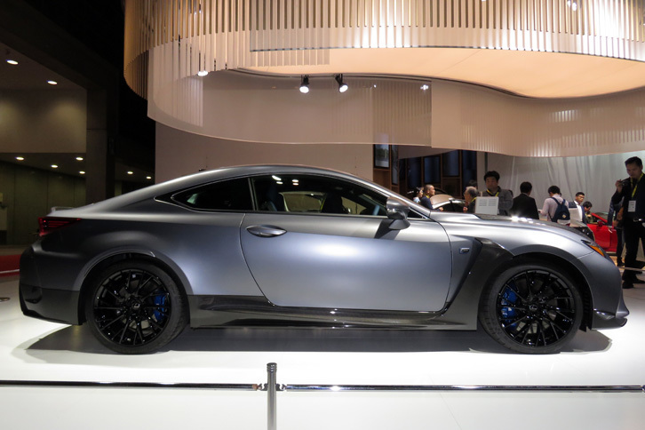 “F”シリーズの誕生10周年を祝う「レクサスRC F」の特別仕様車（サイドビュー）。