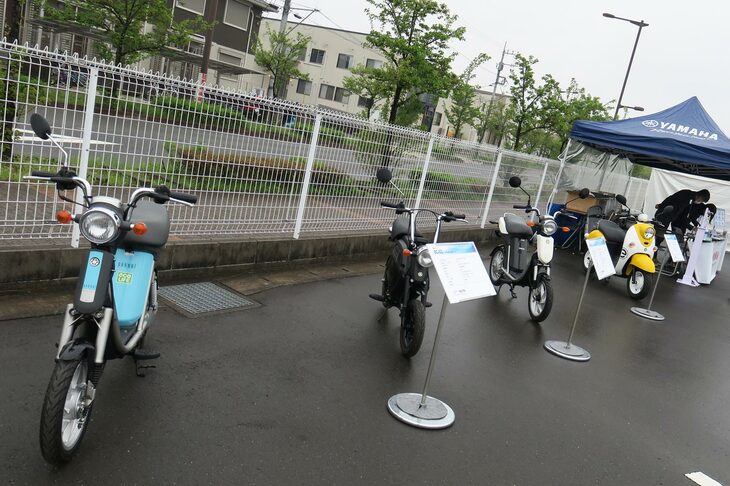 会場に展示された、ヤマハの歴代電動二輪モデル。ヤマハでは1991年から電動車の開発が進められてきた。