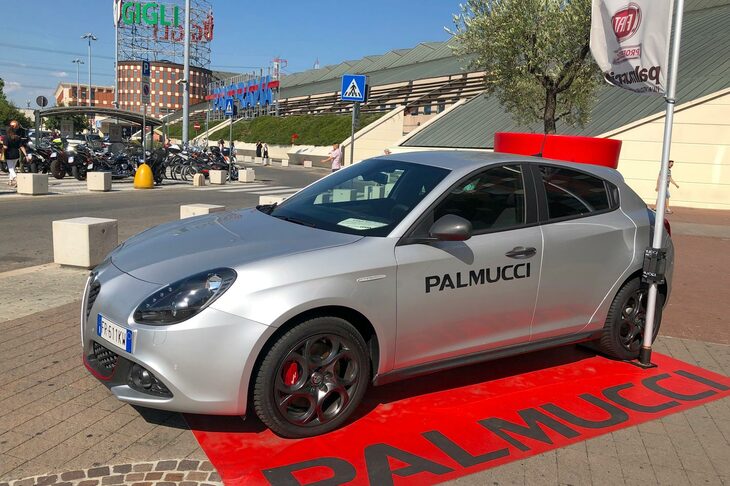 今回は「アルファ・ロメオ・ジュリエッタ（940型）」のお話を。これはモデル末期の2019年、フィレンツェのショッピングモールに地元販売店が展示していた車両。