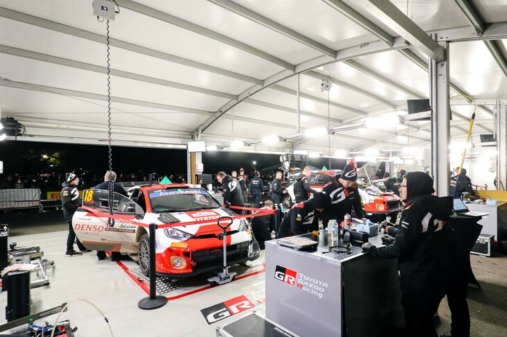 ラリーのメカニックって無駄な動きがなくて仕事が速いので、サービスの様子をギャラリーの皆さんにももっと見てほしいんだけど、WRCのワークスチームは離れたところからしか作業が見られないのがもどかしい。