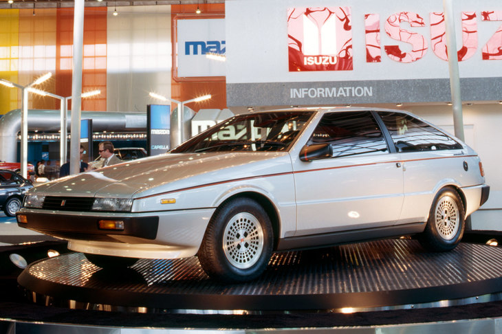 1979年のジュネーブショーで発表された「アッソ・ディ・フィオーリ」は、その後も「いすゞX」と名を変え、複数のカーショーに姿を現した。1981年には、ほぼそのままの形で市販モデル「ピアッツァ」が登場している。