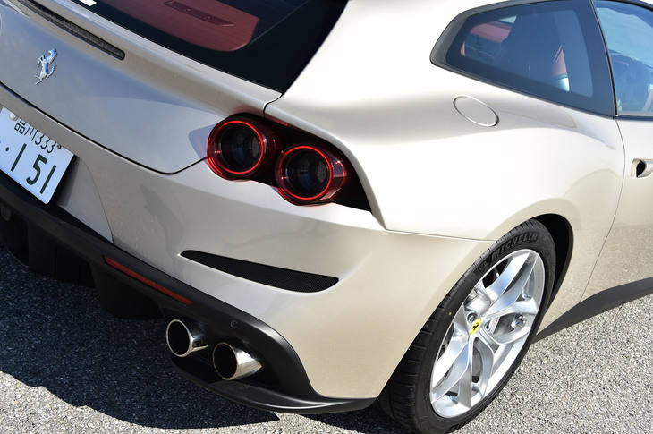 過去のフェラーリを連想させる、片側2眼タイプのリアコンビランプ。エキゾーストは左右2本ずつの計4本出しとなる。