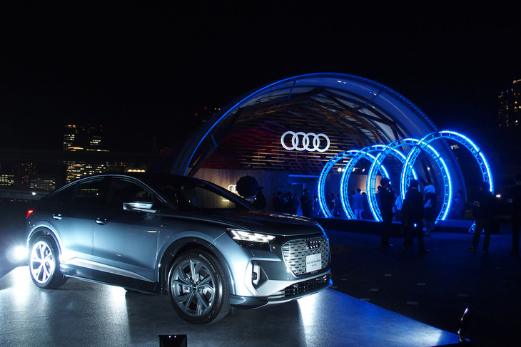 新豊洲Brilliaランニングスタジアムの屋外に展示された「Q4スポーツバックe-tron」。