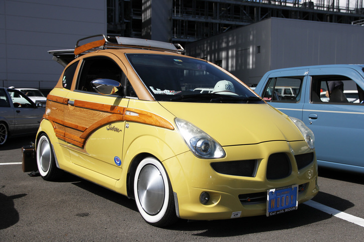 ステーションワゴンの伝統的なスタイルである、ウッドトリムで飾った“ウッディ”調にカスタムされた「スバルR1」。よくまとまっている。