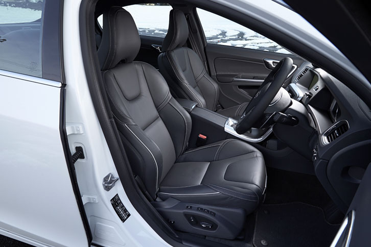 「S60 T6 AWD R-DESIGN」のフロントシート。8wayの電動調整機構付きで、運転席にはドアミラー連動メモリー機構も備わる。