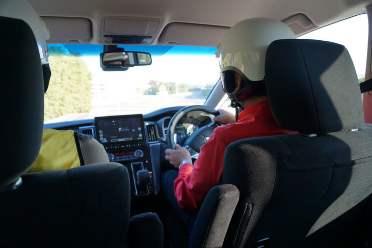 楽しそうにドリフトを決めてくれたのは、パリダカ優勝ドライバーでもある増岡 浩さん。