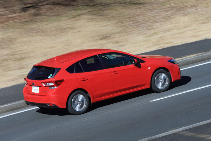 歩行者に対する安全装備として、「インプレッサスポーツ1.6i-L EyeSight」には歩行者エアバッグが標準で搭載される。