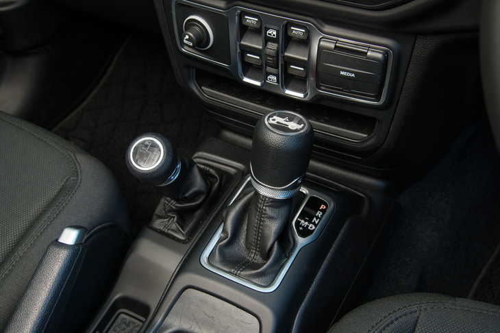 センターコンソールには、トランスファー（写真左）とシフトセレクターの、2本のレバーが備わる。従来5段だったATは一気に3段増しの8段となっている。