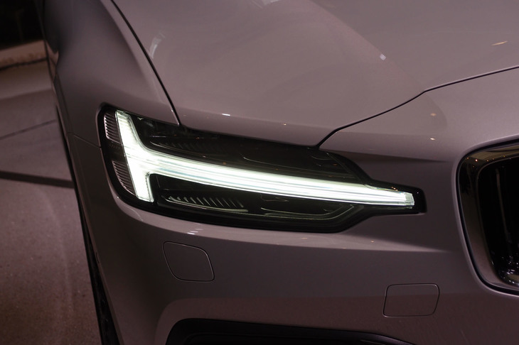 北欧神話の神が持つ「トールハンマー」をモチーフにデザインされたヘッドランプ。ほかの新世代ボルボにも見られるディテールである。