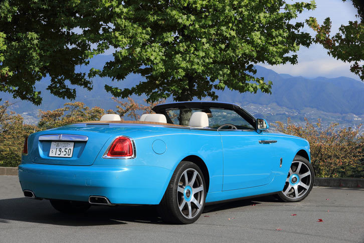 丸みを帯びたリアエンドのフォルムが特徴的な「ドーン」の“後ろ姿”。今回試乗した標準モデルに加え、スポーティーな仕様の「ブラックバッジ」もラインナップされている。