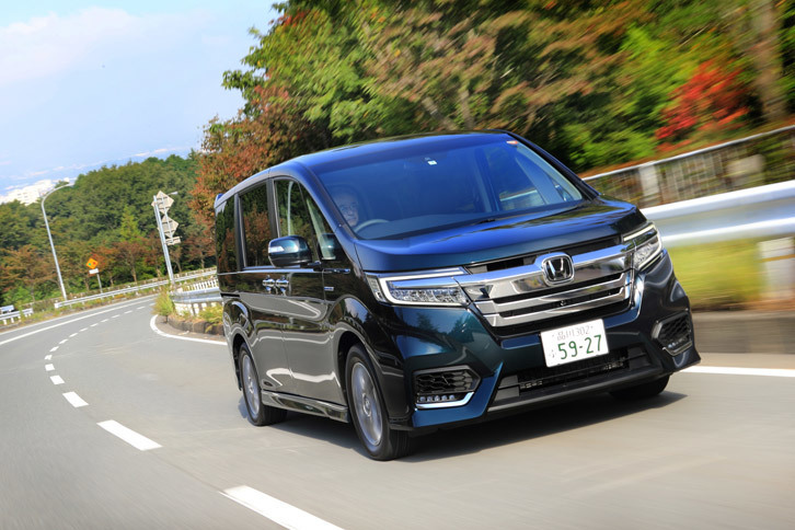 今回のマイナーチェンジでは「スパーダ」のデザイン変更も大きなトピック。新しい意匠のLEDヘッドランプやフロントグリル、テールゲートスポイラーなどが採用された。