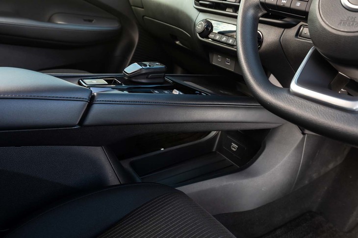 新型「ノート」のセンターコンソールは特徴的なブリッジ型。試乗車の下段トレーにはHDMI端子が備わっていた。