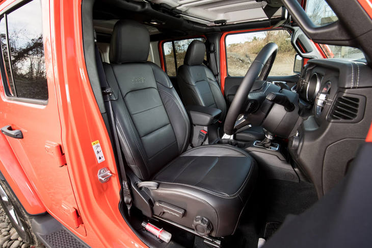 「ローンチエディション」に装備されるレザーシート。運転席と助手席にはシートヒーターが装備されるほか、背もたれに「Jeep」のロゴが施される。