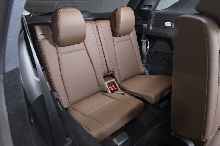 5：5分割可倒式の3列目シート。「GLE450d 4MATICスポーツ コア」は、ベースとなったグレードと同じく3列7人乗りのシートレイアウトだ。