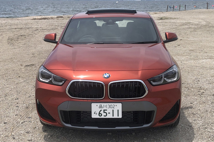 フロントフェイスは少し「2シリーズ アクティブツアラー」に似ているが、全体のフォルムが違うのでスポーティーな印象を覚える。「X2 xDrive20d MスポーツX」の車両本体価格は574万円。