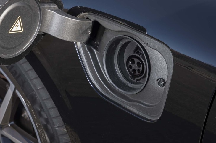 動力用リチウムイオンバッテリーの容量は34Ah。普通充電にのみ対応する。