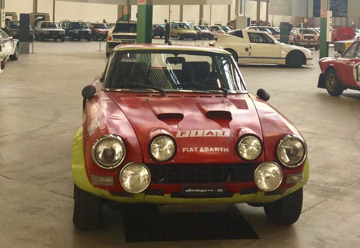 1972年、当時グループ4で戦われた国際ラリーにワークスチームを送りこむことを決めたフィアットは前年、傘下入りしたアバルトにミッションを託す。こうしてサソリ魂がさく裂した「124アバルト ラリー」は誕生した。直4 DOHC 1756ccエンジンは最終的に1893ccにまでスープアップ。1973年から参戦し、この年のメイクスシリーズランキングで2位を獲得した。後継車となったのは「131アバルト ラリー」だ。