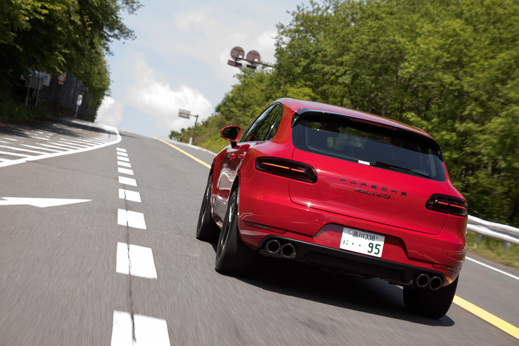 動力性能に関しては、最高速が256km/h、0-100km/h加速が、今回試乗した「スポーツクロノパッケージ」装着車では、5.0秒と公称されている（いずれも欧州仕様の数値）。