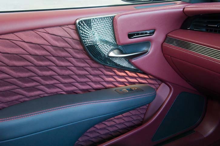 ドアパネルを飾る切子調のカットガラスとハンドプリーツは、お値段162万円（！）のオプション装備。“エグゼクティブ”のみに設定される。