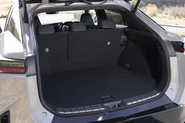 荷室の容量は522リッター。9.5インチのゴルフバッグを3つ、または容量110リッターと97リッターのスーツケースを1つずつ積めるという。