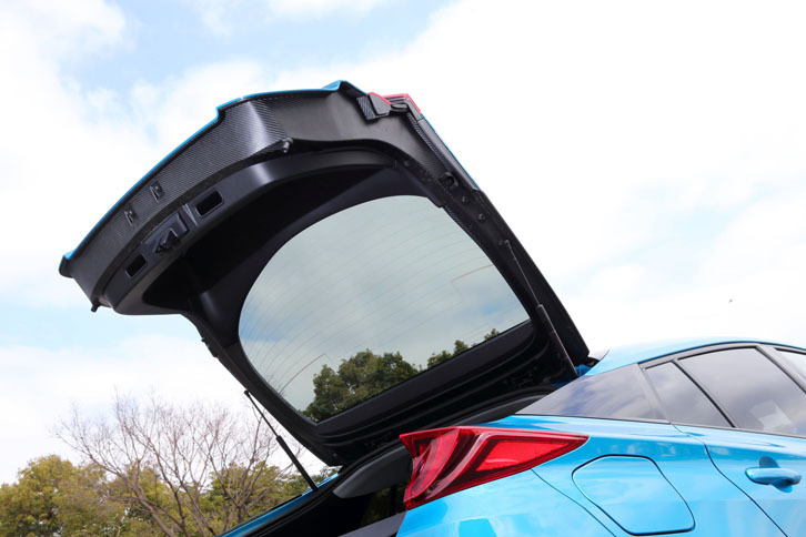 素材に炭素繊維強化樹脂（CFRP）が用いられた、「プリウスPHV」のバックドア。CFRPはむき出しで（写真の黒い部分）、直接触れることもできる。