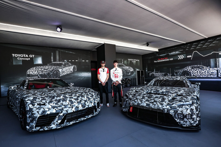 左が「トヨタGTコンセプト」で、右が「トヨタGTレーシング コンセプト」。後者は、FIA GT3カテゴリーのレース参戦を視野に開発中のモデルと説明されている。