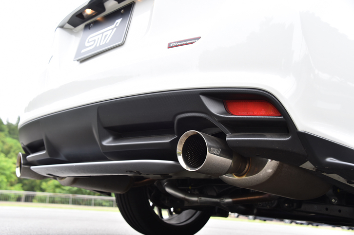 「STIエキゾーストキット」を組み込んだテスト車のマフラーエンド。エキゾーストパイプからマフラーまでのトータル設計で、排圧をノーマル車より40％引き下げたという。