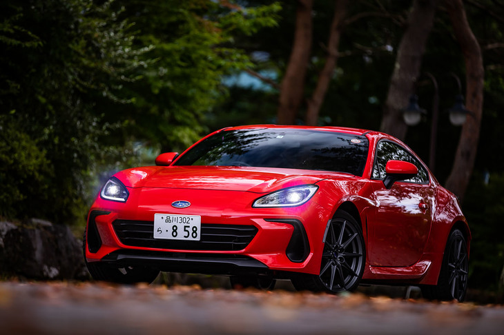 スバルがトヨタと共同開発したFRスポーツカー「スバルBRZ」がフルモデルチェンジ。2021年7月29日に発表された2代目は、「安心と愉（たの）しさを高次元でバランス、正常進化した走りのスポーツカー」をコンセプトに開発し、トヨタ版の「GR 86」との差異化を明確にしたという。
