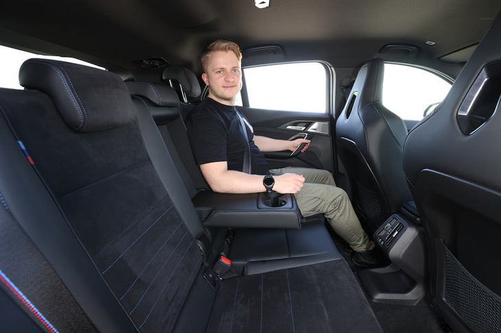 後席は余裕の広さというわけではないが、身長1.73mの記者が座ってもまだ十分なスペースがある。