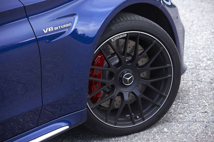 マットブラックペイントが施された、鍛造の19インチアルミホイール。タイヤはコンチネンタルの「コンチスポーツコンタクト5P」が組み合わされていた。