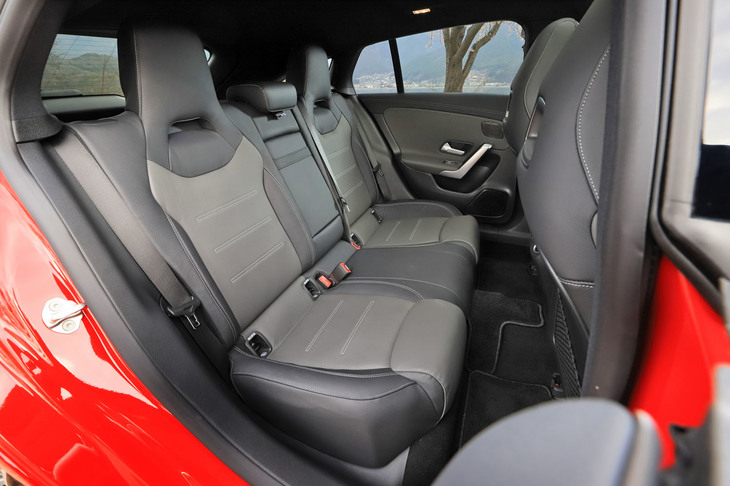 後席については、初代より室内幅が44mm拡大。分割可倒機構も4：2：4の3分割式となった。