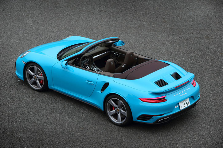 「ポルシェ911ターボ カブリオレ」の車両本体価格は、2502万円。クローズドボディーの「911ターボ」（2236万円）比で266万円高となっている。