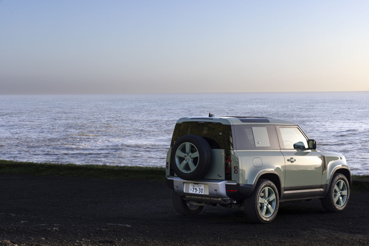 「ディフェンダー」では初採用となる「グラスミアグリーン」が「ディフェンダー75thリミテッドエディション」の専用外板色として設定された。75周年グラフィックや「セレスシルバー」のバンパー、プライバシーガラスなどの組み合わせも同モデルの特徴となる。