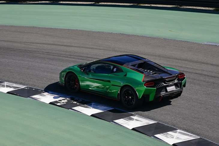 ドライブモードは「チッタ」「ストラーダ」「スポーツ」「コルサ」の4種類。これに「ハイブリッド」「リチャージ」などのエネルギーモードを掛け合わせ、全部で13パターンが選べる。