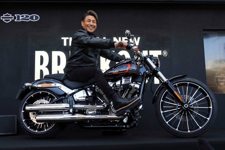 台上の「ブレイクアウト」にまたがり、ご満悦の魔裟斗さん。ブレイクアウトについては、あこがれの存在としての“大人の不良”というイメージを抱いているという。