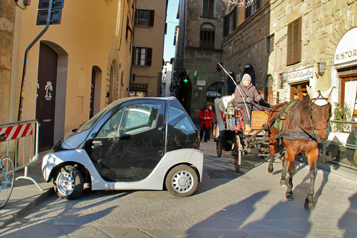 EVのある風景その1。フィレンツェは充電ポールを旧市街に多数設置したことにより、今やイタリア屈指のEV普及都市となっている。