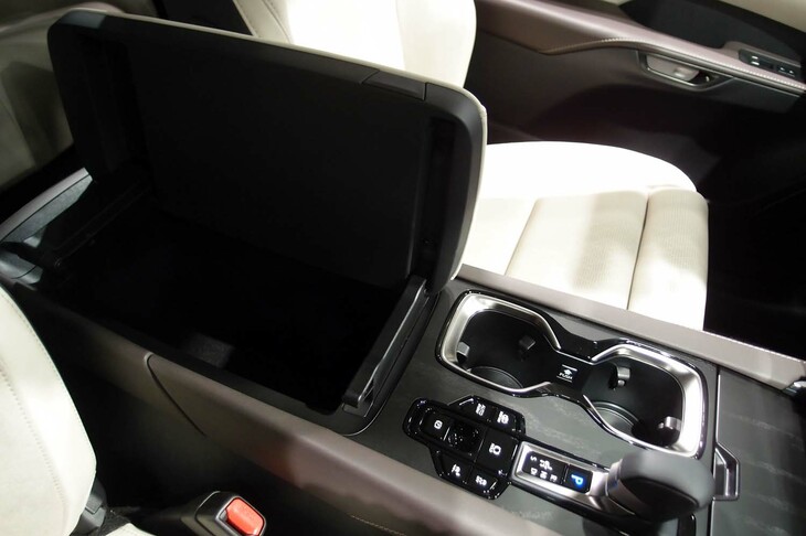 レクサスRX450h＋“バージョンL”（センターコンソールの小物入れ）