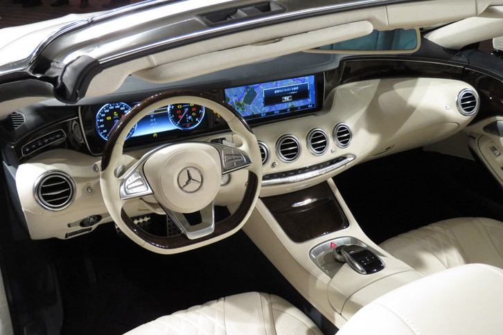 「S550カブリオレ」のインストゥルメントパネルまわり。