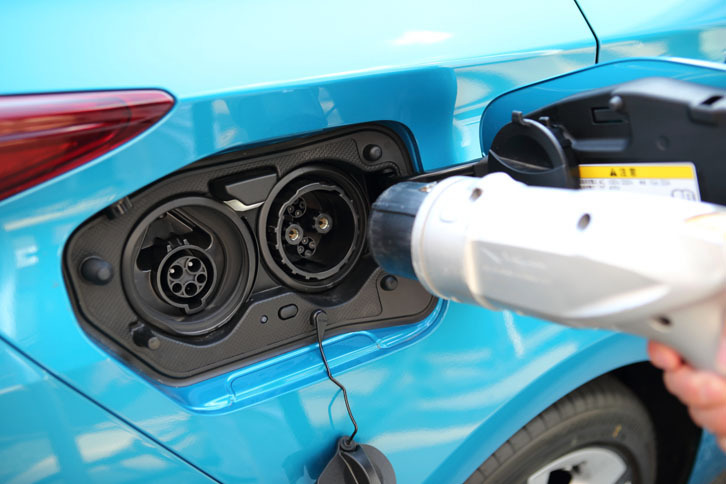 車体右側後部には、普通充電（写真左）と急速充電（同右）、2つの給電口がレイアウトされる。