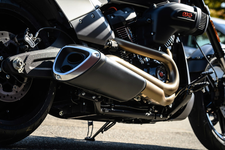 マフラーは、コーナリングで車体を大きく傾けても路面に接触しないよう、デザインが工夫されている。