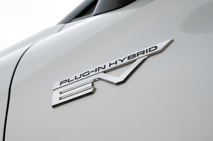 「アウトランダーPHEV」の登場は2012年12月のこと（発売は翌年1月）。新型にはガソリン車の設定がなく、差別化の必要がなくなったためか、正式な車名は単に「アウトランダー」となった。