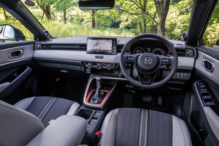 「ヴェゼルe：HEV PLaY」のインテリア。写真は「グレージュ」と呼ばれるカラーで、同グレードの専用色となる。ダッシュボードの両端に風が拡散して吹き出す「そよ風アウトレット」が設置されている。