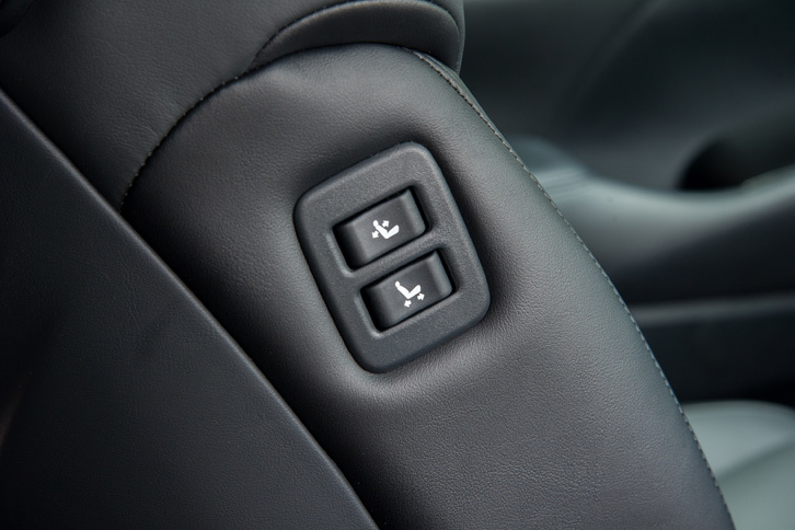 2列目シートからも助手席のポジションを動かせるよう、助手席の背もたれには、右の側部にもリクライニングとスライドの調整スイッチが備わっている。