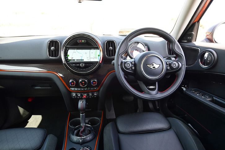 円形をモチーフに、クロームパーツをふんだんに取り入れた「MINIクーパーSD クロスオーバーALL4」のコックピット。