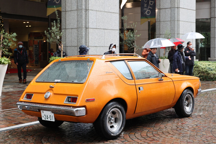 ……非常に珍しい1972年「AMCグレムリン」が並んでいた。アメリカ第4のメーカーだった今はなきAMC（アメリカン・モータース・コーポレーション）によるコンパクトカー。全長は4mちょっとだが、全幅は1.8m近いアメリカンサイズのガラスハッチ付き2ドアボディーに、3.2リッター直6から5リッターV8までの各種エンジンを積む。