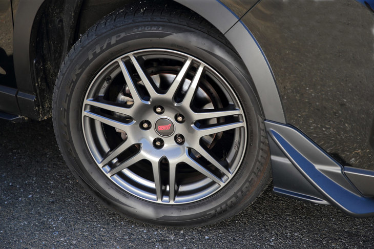 ホイールは、リム部の成形にスピニング工法を用いることで、軽量化を図るとともに高い剛性を確保。17インチと18インチの2サイズが用意される。