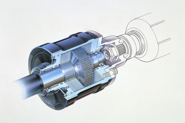 高粘度オイルのせん断抵抗を利用して動力を伝達するビスカスカップリング。シンプルな機構だけに、この機構を用いた4WDの歴史は古い。写真は「シビックシャトル」（1986年）の「リアルタイム4WD」に使用されたビスカスカップリング。