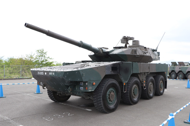 「16式機動戦闘車」は陸上自衛隊の最新車両。そのため機密部分も多く、唯一、近寄れないように囲いがされていた。最新モデルの特徴としては、自衛隊車両初のLEDライトが挙げられるという。8輪タイヤと約100km/hの最高速度による機動性を生かし、戦車よりも速く目的地に到達し、防御等を行うのが役目だ。同車は、三菱重工業製だ。