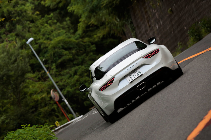 コーナリング中のアライメントの変化を抑えるべく、「A110」の足まわりには前後ともダブルウイッシュボーンのサスペンションが採用されている。