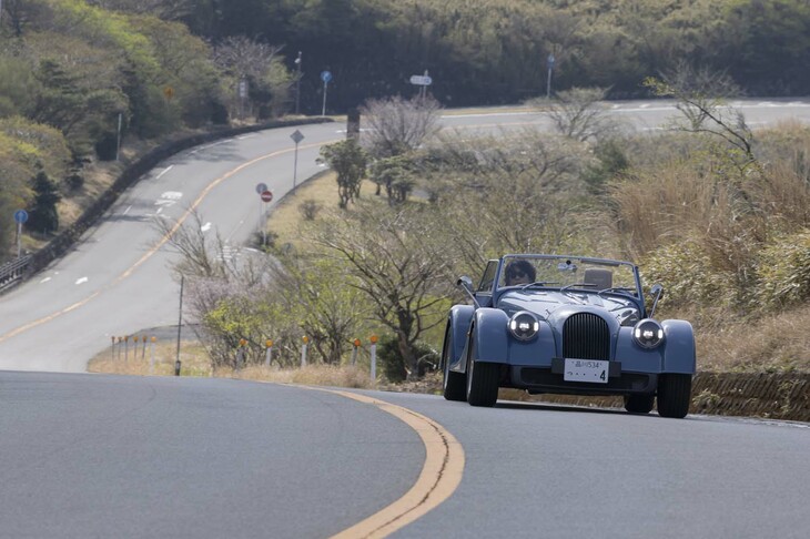 文中の“スリーパー”とは、一見そうは見えないものの、実際には高い動力性能を備えているクルマを指すスラングだ。実際、「モーガン・プラスフォー」はクラシックな装いとは裏腹に、0-100km/h加速は5.2秒、最高速は240km/hという高い動力性能を誇る。